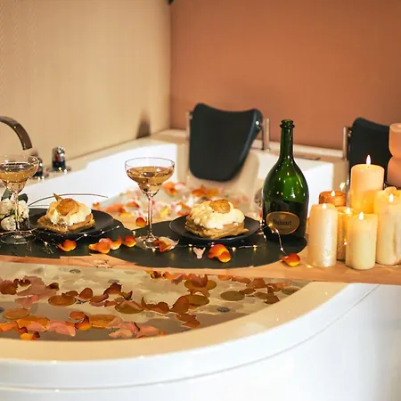 Desert Rose Jacuzzi Situe A 5 Min Du Centre De Stationnement Privee Sur Demande Lägenhet