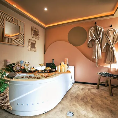 Desert Rose Jacuzzi Situe A 5 Min Du Centre De Stationnement Privee Sur Demande *