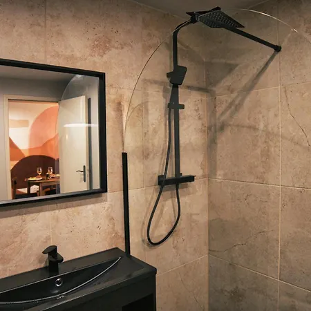 Lägenhet Desert Rose Jacuzzi Situe A 5 Min Du Centre De Stationnement Privee Sur Demande